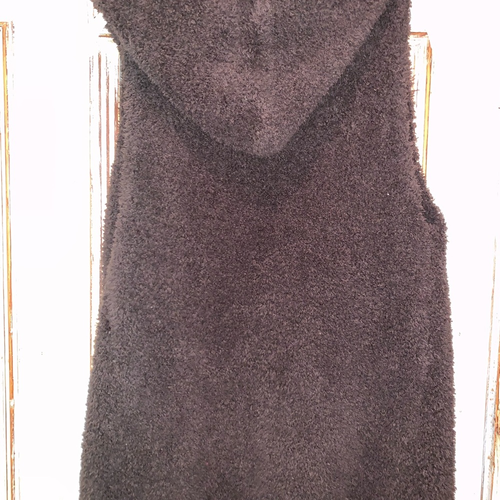 Barefoot sleeveless vest